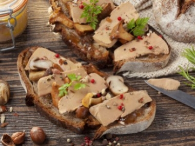 Tartine de campagne au foie gras, champignons et confit d'échalotes